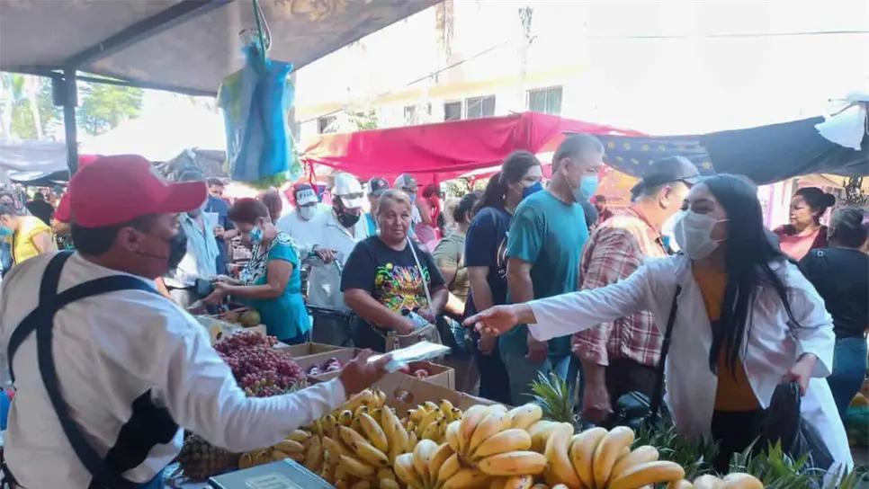 Salud Municipal de Ahome entrega cubrebocas a comerciantes y clientes del tradicional tianguis dominical