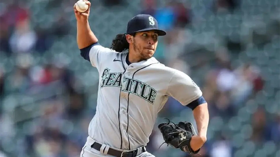 En 23.2 entradas lanzadas, solo ha permitido 8 hits y ha recetado 29 ponches. Esto significa que los bateadores apenas pueden tocar su envío, y cuando lo hacen, suele ser en batazos inofensivos