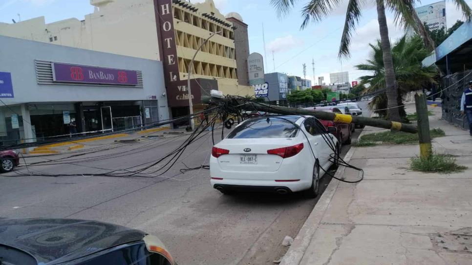 Camión «tumba» tres postes de telefonía y provocó caos vial por cierre de calles en Los Mochis