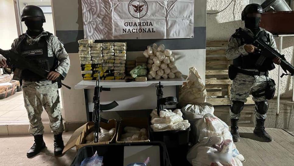 Detiene a dos en posesión de armas, cartuchos y paquetes con narcótico, en Sonora