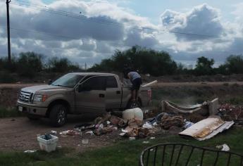 Captan a ciudadanos tirando basura en vía pública