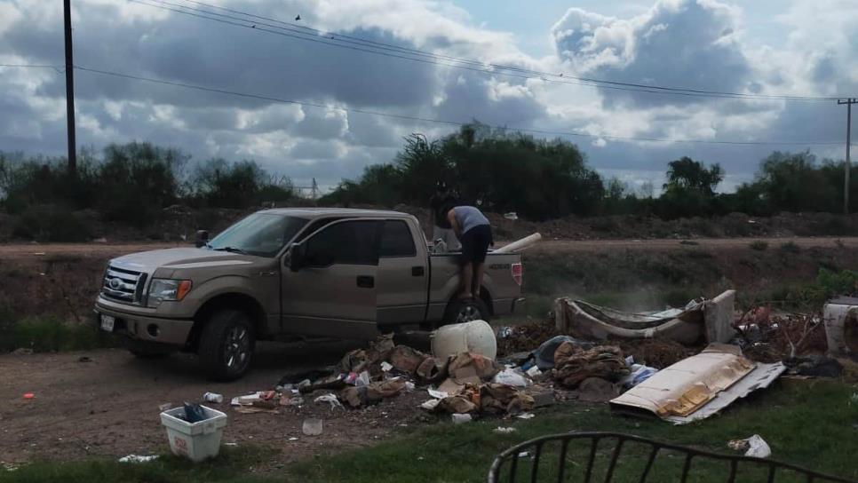 Captan a ciudadanos tirando basura en vía pública