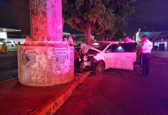 Joven estrella su auto contra torre de la CFE y queda internado en hospital de Culiacán