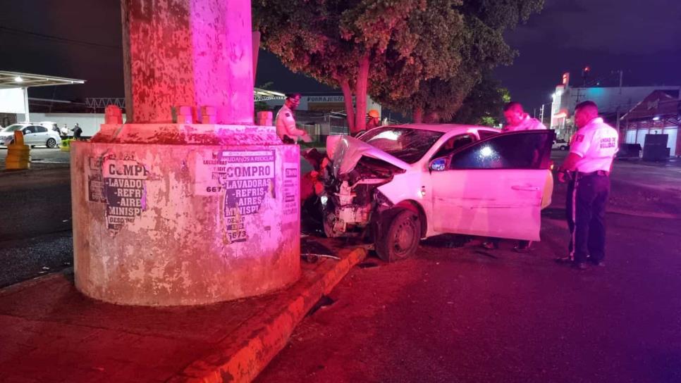 Joven estrella su auto contra torre de la CFE y queda internado en hospital de Culiacán