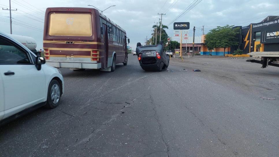 Vuelca vehículo tras choque con una revolvedora en Culiacán