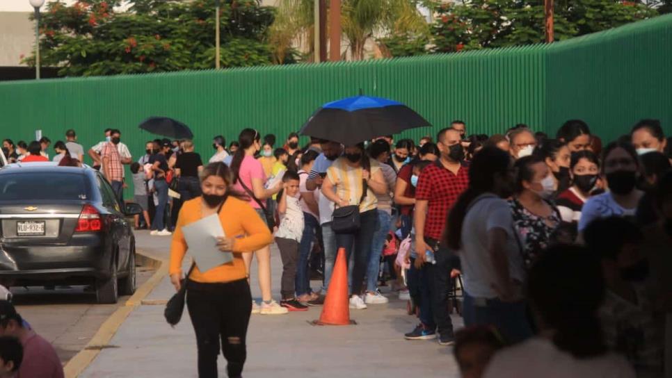 Con largas filas, reactivan la vacunación Covid en niños de 5 años en Culiacán