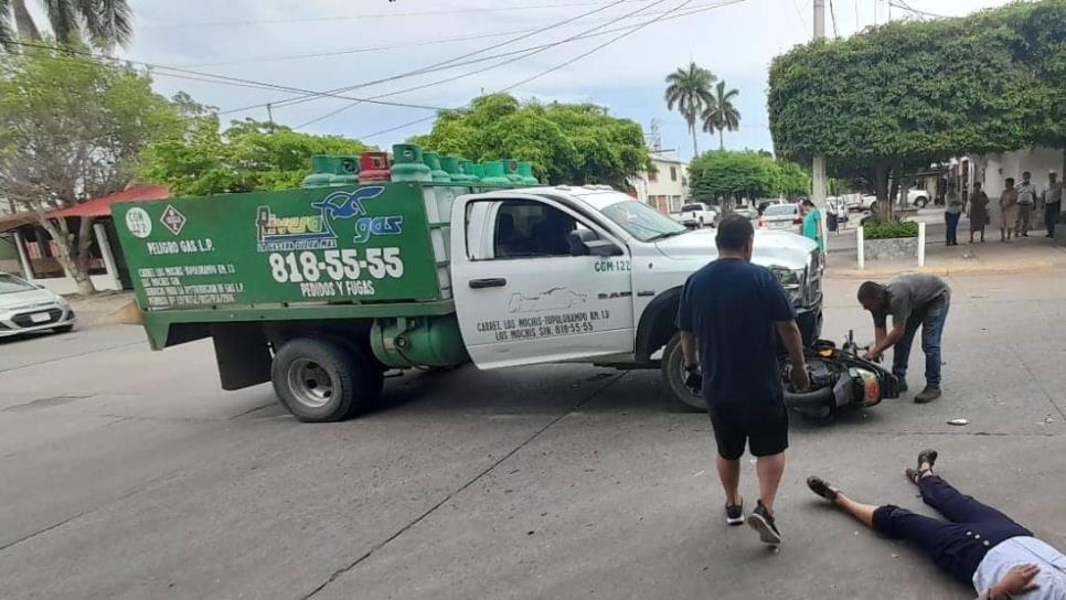 Dos mujeres terminan en el hospital tras desigual choque en Los Mochis