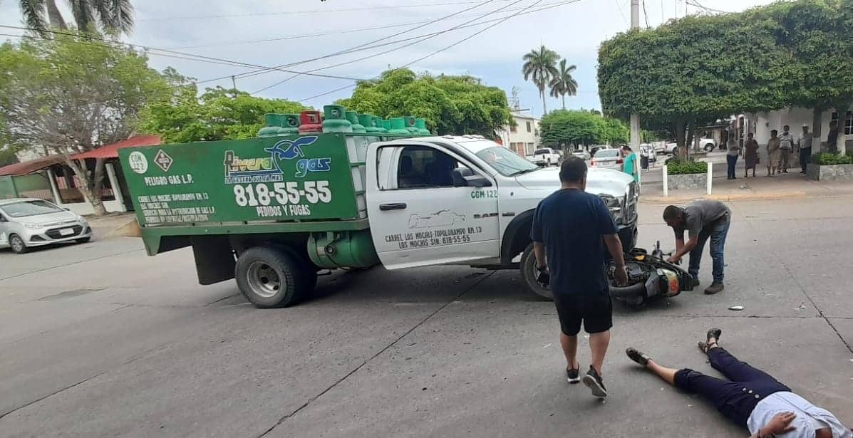 Dos mujeres terminan en el hospital tras desigual choque en Los Mochis