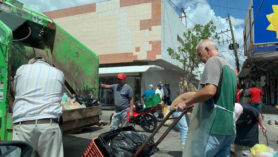 OP Ecología sin trabajadores; comerciantes suben su basura al camión