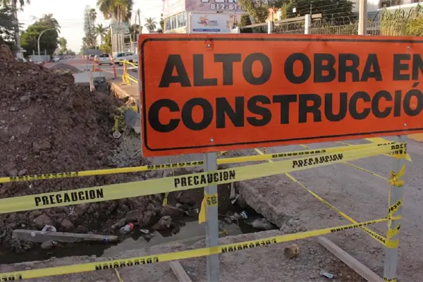 Se quejan automovilistas por falta de señalética en obras de Los Mochis Se quejan automovilistas por falta de señalética en obras de Los Mochis
