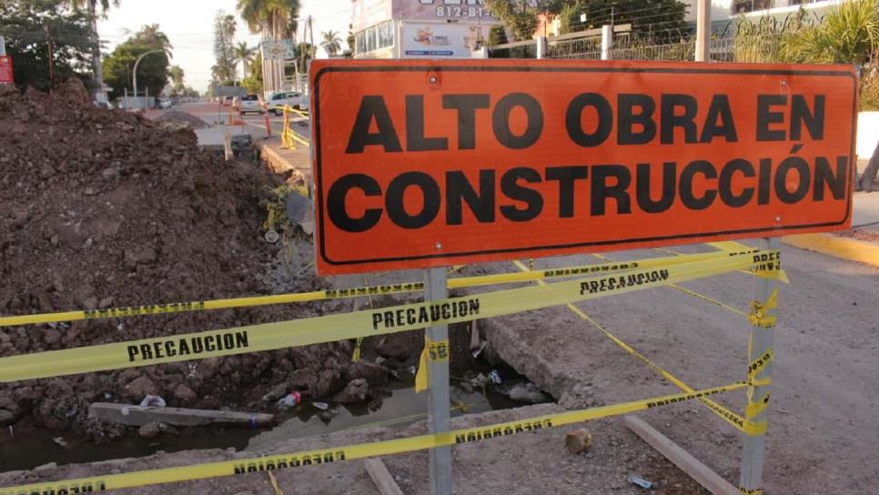 Se quejan automovilistas por falta de señalética en obras de Los Mochis