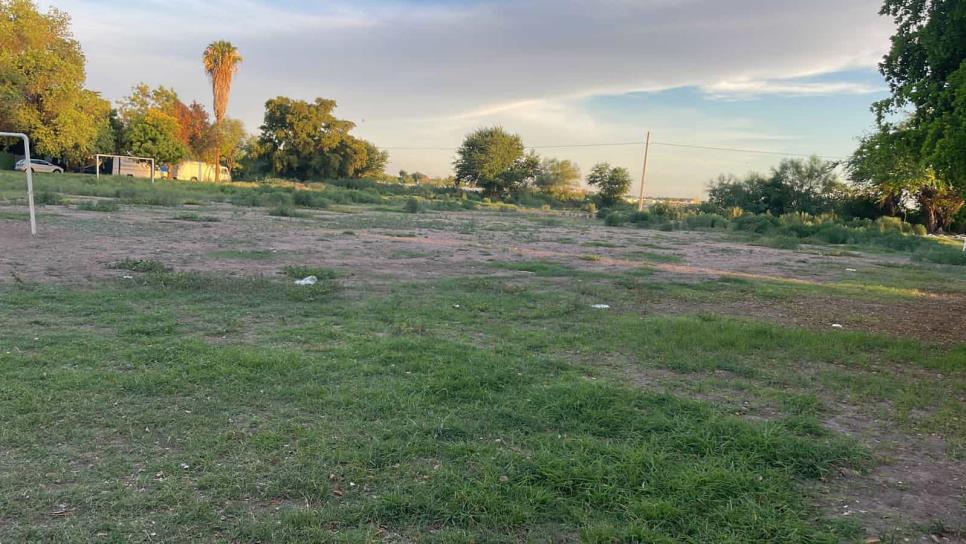 Denuncian que campo deportivo, se convirtió en basurero