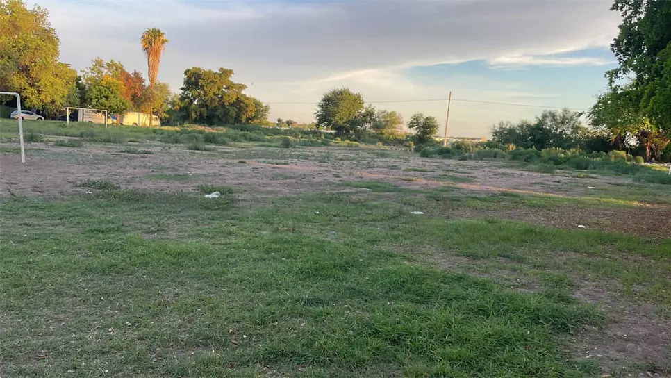 Denuncian que campo deportivo, se convirtió en basurero