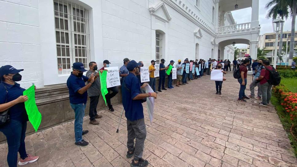 Policías jubilados de Culiacán bloquean la Obregón; presionan para recibir sus pagos