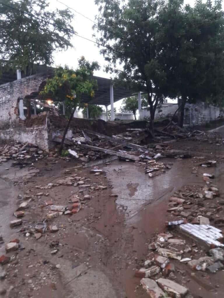 Hasta una barda caída dejaron lluvias en Mazatlán