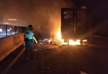 Rapiñan trailer cargado con carne que se incendió en la Mazatlán - Culiacán