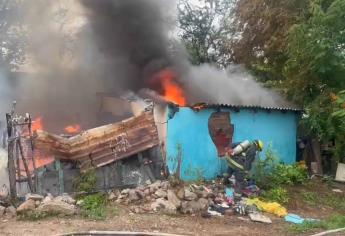 Pareja de adultos pierden todo en incendio de su casa en Culiacán