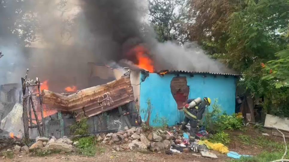 Pareja de adultos pierden todo en incendio de su casa en Culiacán
