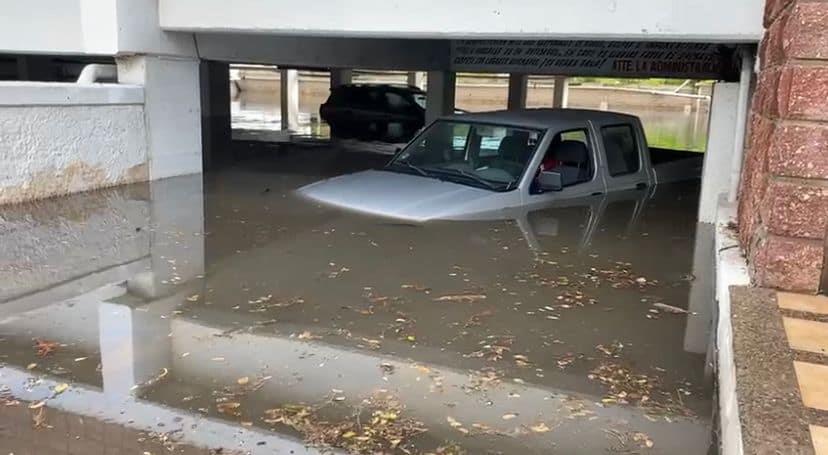 Lluvia «madruga» a vecinos de multifamiliar en Mazatlán e inunda estacionamiento