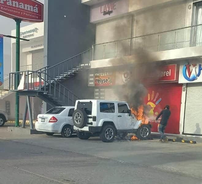Vehículo Jeep de quema en plaza del sector La Conquista, en Culiacán