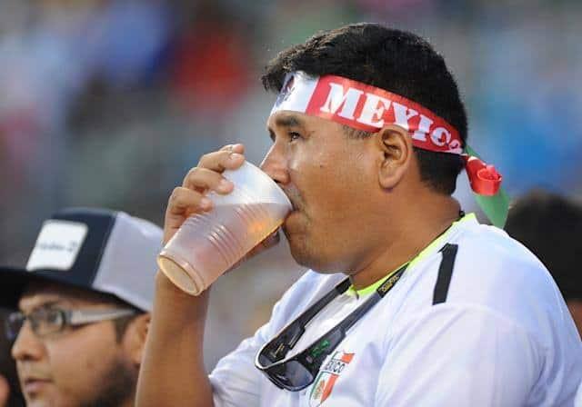 Analizan prohibir la venta de cerveza en los estadios de México