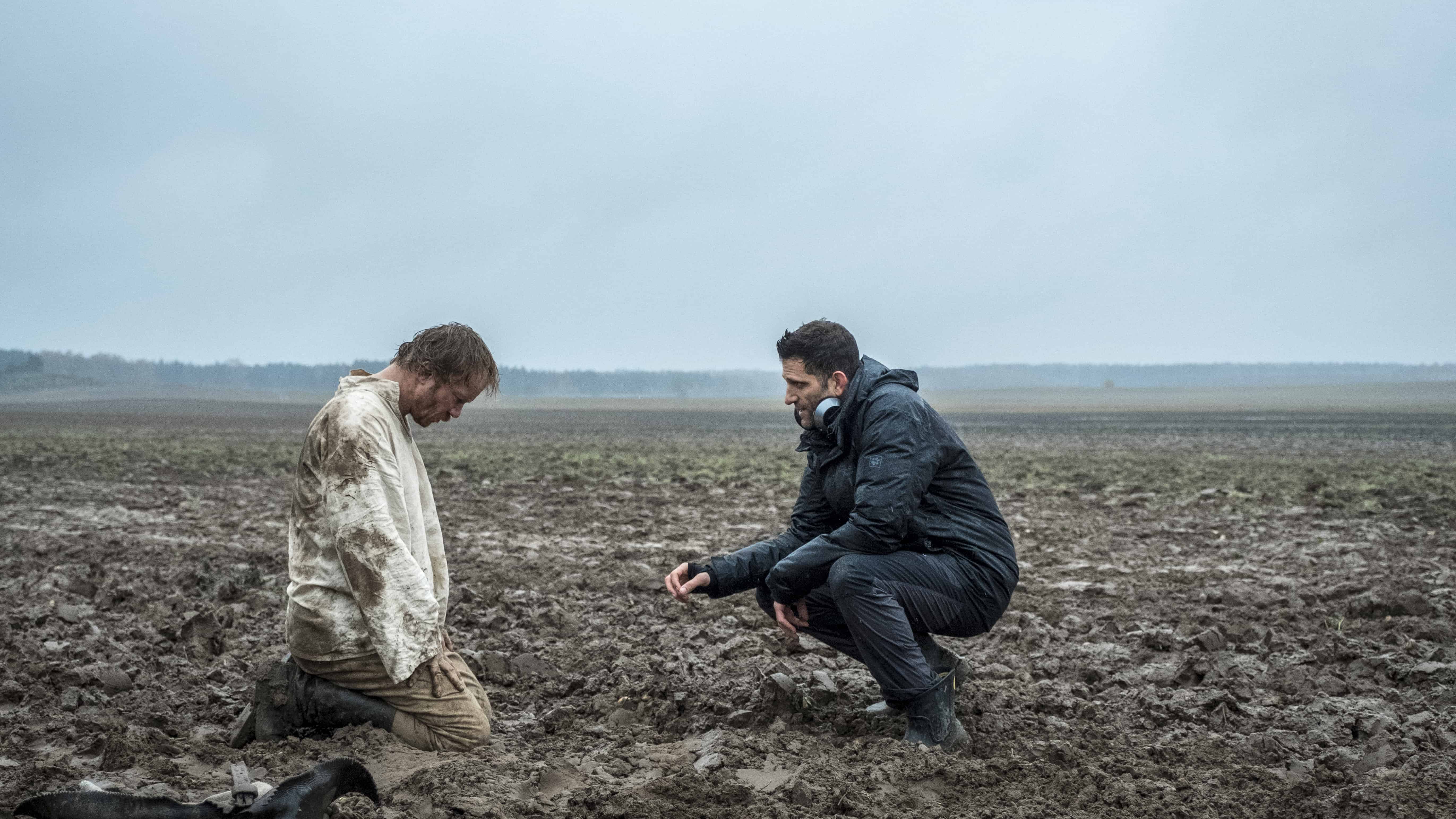 Fotograma cedido por la Producción del filme My Name is Sara que muestra a su director, Steven Oritt (d), en un momento del rodaje en Polonia junto a un actor no identificado. EFE/ R. Palka / Producción Del Filme my Name Is Sara