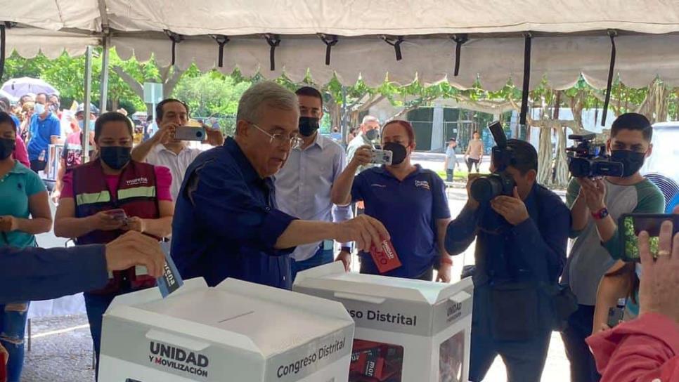 Gobernador hizo larga fila para votar por los Consejos Distritales de Morena