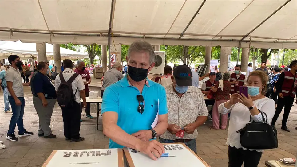 Funcionarios y diputados emiten su voto por consejeros de Morena