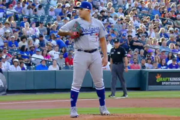 Julio Urías llega a su victoria 10 de la temporada