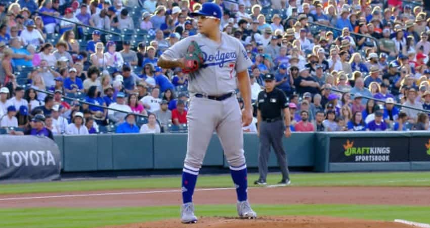 Julio Urías llega a su victoria 10 de la temporada
