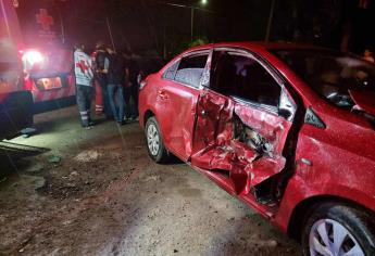 Automóvil derrapa, choca contra camioneta y fachada de una casa, en Culiacán