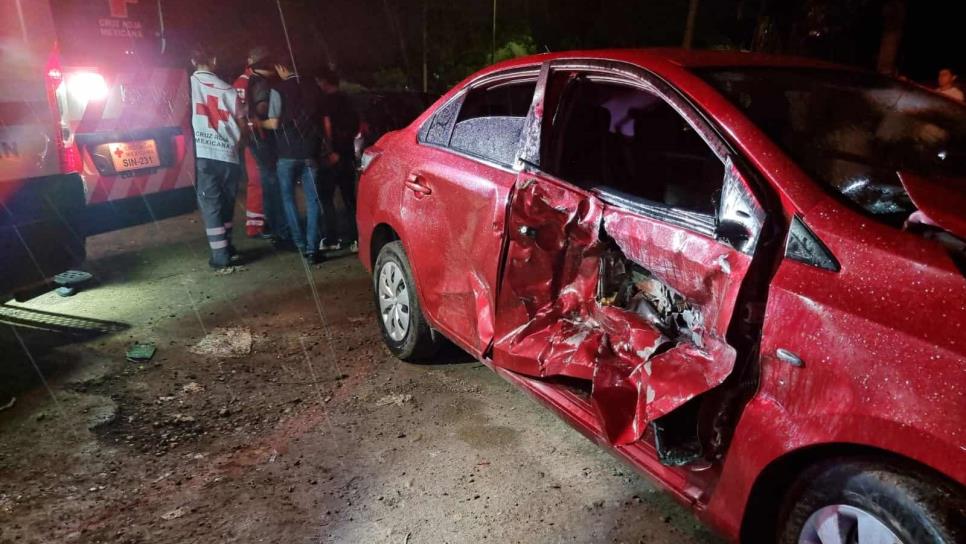 Automóvil derrapa, choca contra camioneta y fachada de una casa, en Culiacán