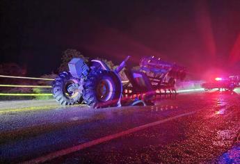 Socavón se traga tractor en carretera a Imala; la cierran a la circulación