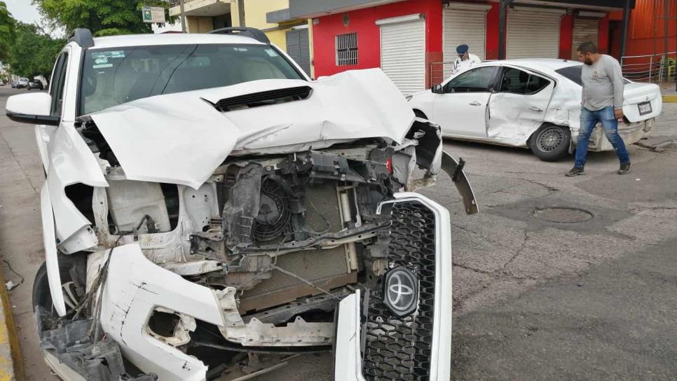 Por no respetar el semáforo, se estrellan dos autos en crucero de Culiacán