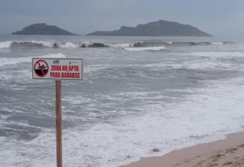 Cierran playas de Mazatlán por fuerte oleaje