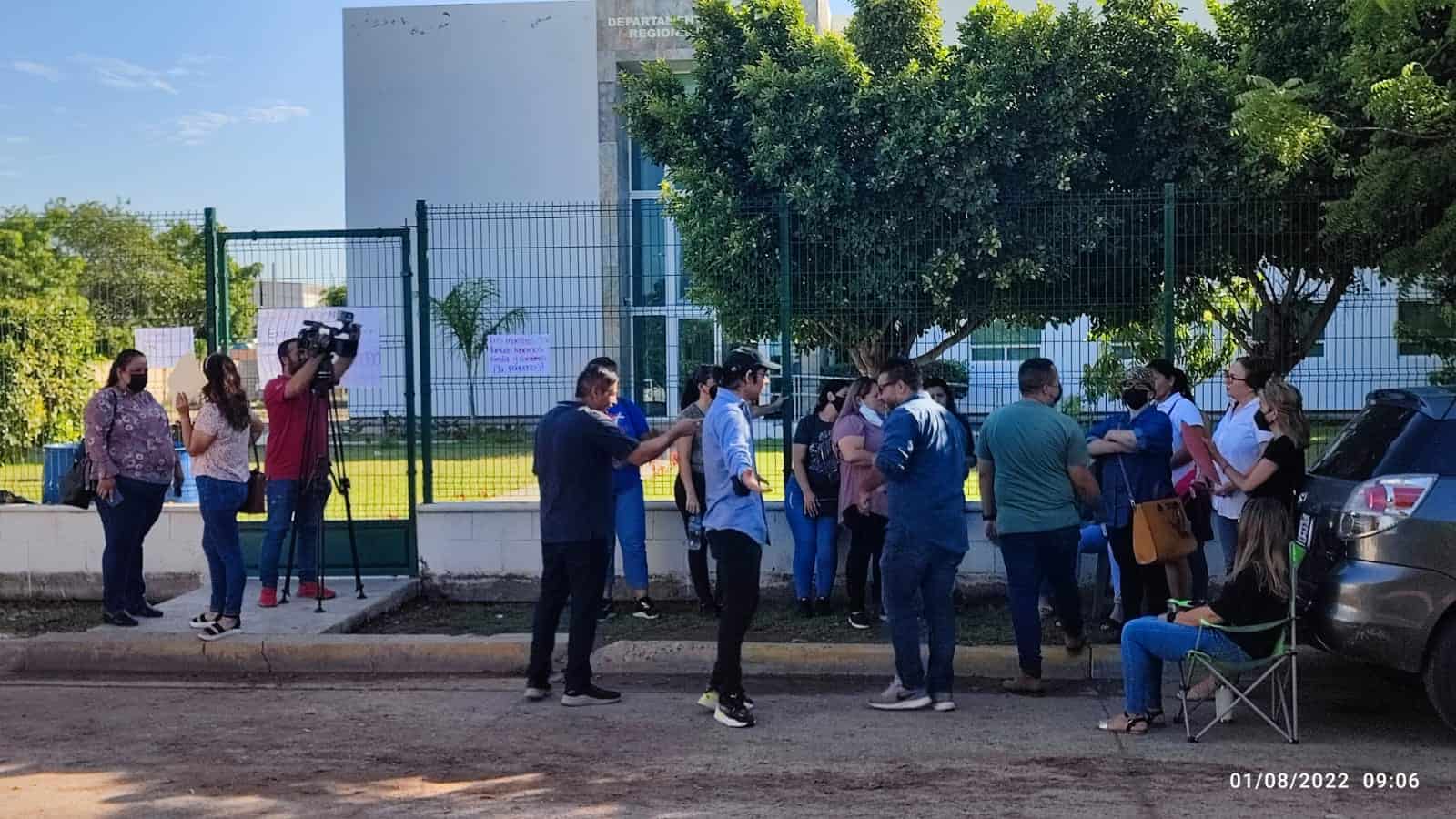 Maestros de inglés toman las instalaciones de la SEPyC en Ahome