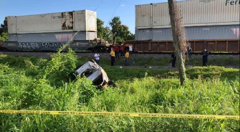 Tren se lleva a camioneta en Escuinapa; hay un muerto y 3 heridos