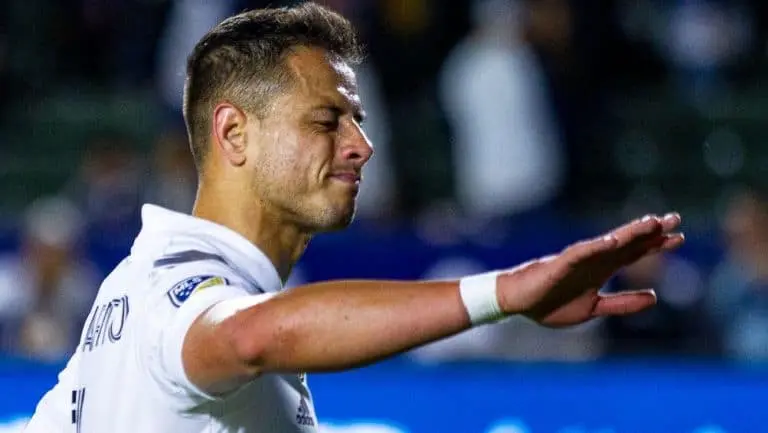 «Chicharito» Hernández pide disculpas a niño que ignoró en Dallas