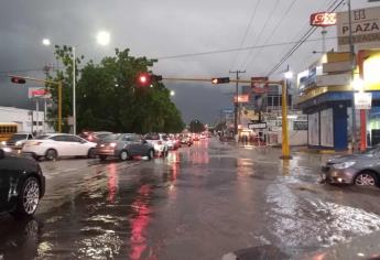 Pide Protección Civil Estatal no manejar si las calles están inundadas