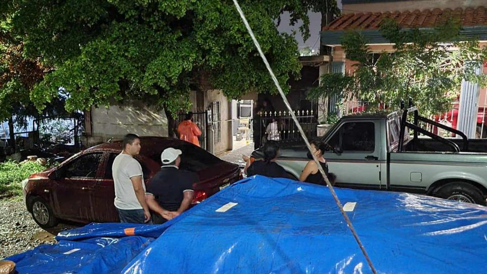 Mujer muere por descarga eléctrica cuando se encontraba barriendo dentro de su casa, en Culiacán