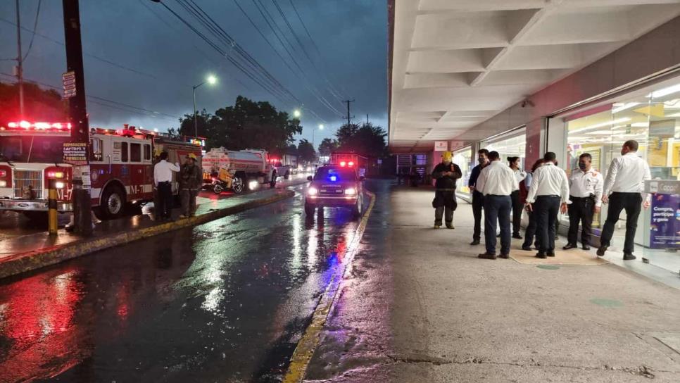 Evacuan a clientes y empleados de tienda departamental del sector Abastos, en Culiacán, tras conato de incendio
