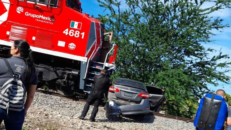 Tren embiste a automóvil en Costa Rica y los tripulantes escapan del lugar