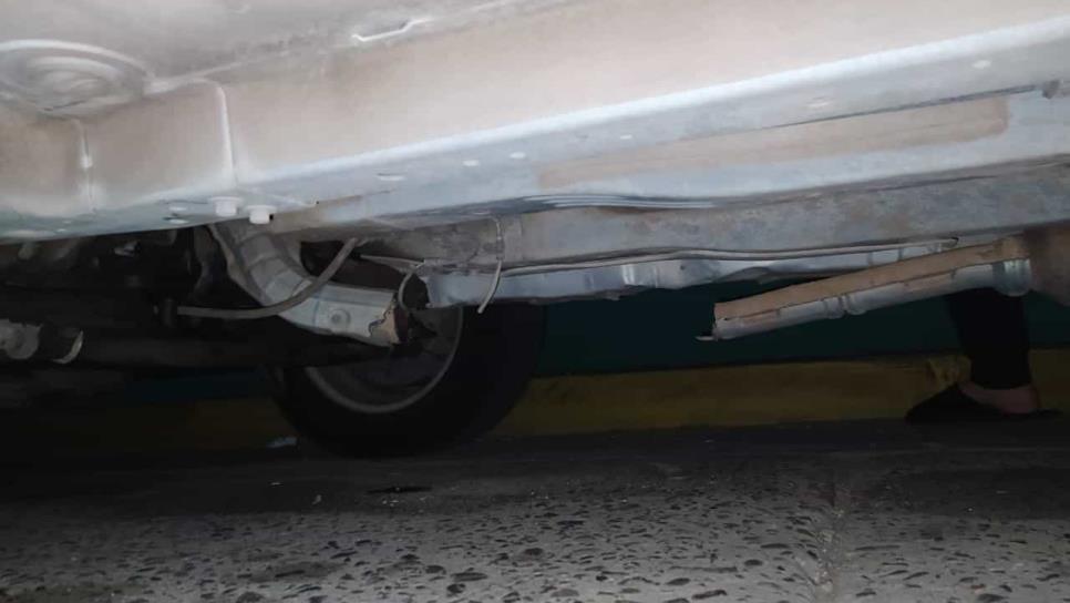 Llega en su auto, se roba un catalizador y huye, en Mazatlán