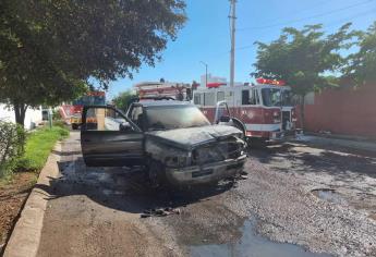 Conductor sufre severa quemadura en brazo tras incendiarse su camioneta en Prados del Sur