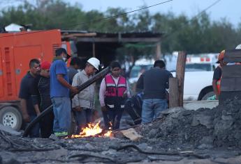 Seguro social atiende a mineros que lograron salir de derrumbe en México