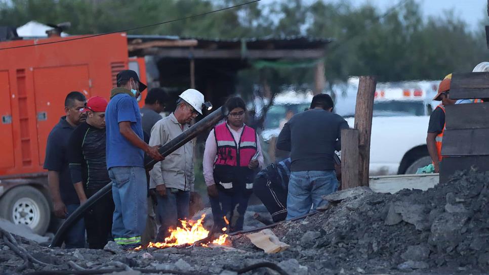 Seguro social atiende a mineros que lograron salir de derrumbe en México