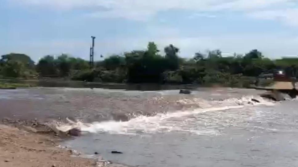 Aumenta nivel del agua en el río Quelite y vuelve a obstruir paso provisional