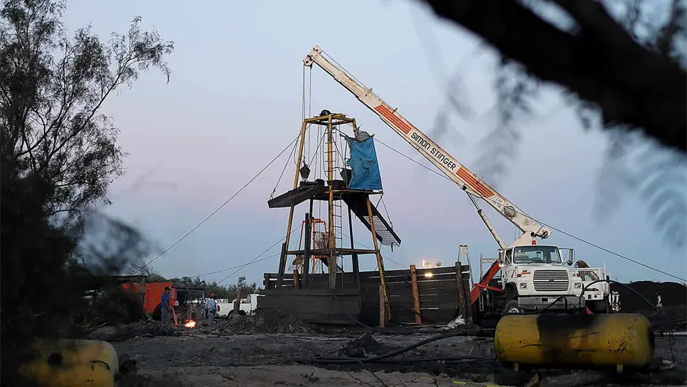 López Obrador confirma al menos 9 mineros atrapados por derrumbe en México