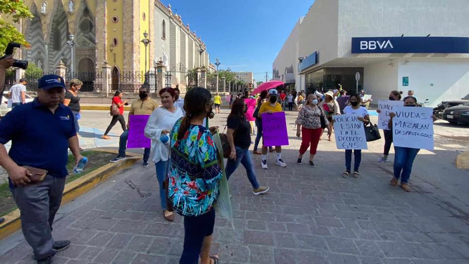 Viudas y expolicías bloquean calles del Ayuntamiento en Mazatlán