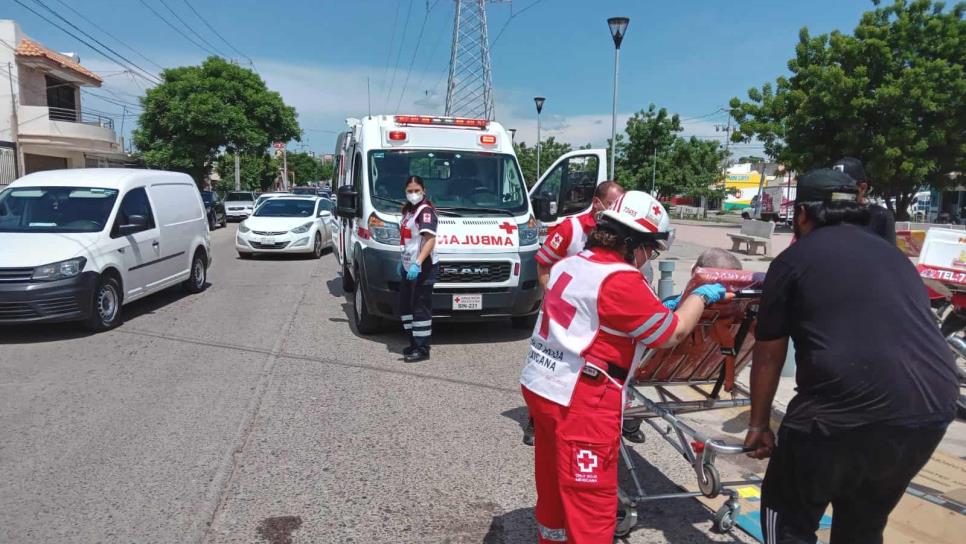 Repartidor de pollos asados arrolla a hombre en Culiacán: ambos fueron llevados al hospital